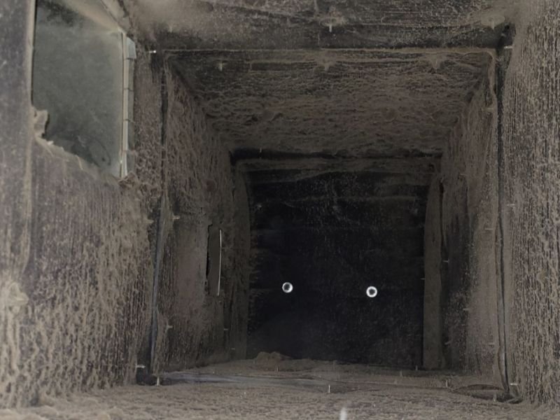 Filtre de système de ventilation présentant une accumulation visible